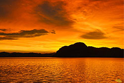 Soleil couchant sur la Baie de Phang Nga - John Gray Seacanoe