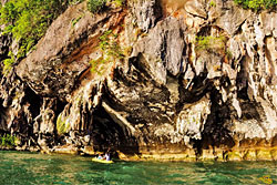 Canoë au pied des falaises baie de Phang Nga - John Gray Seacanoe