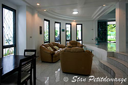 Salon avec table et fauteuils - Location maison Phuket
