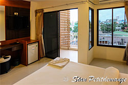 La chambre depuis le lit vers balcon - Paris Star Guesthouse - Patong Beach